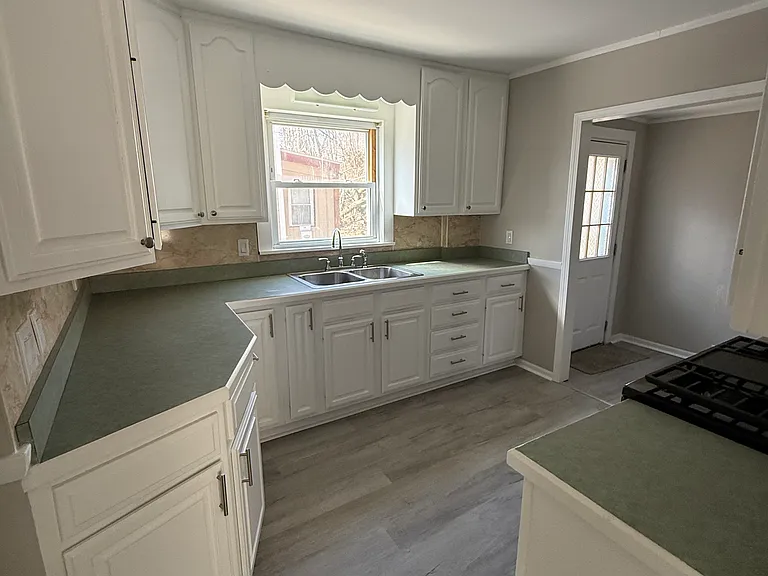 683 Sharon St — Photo 8