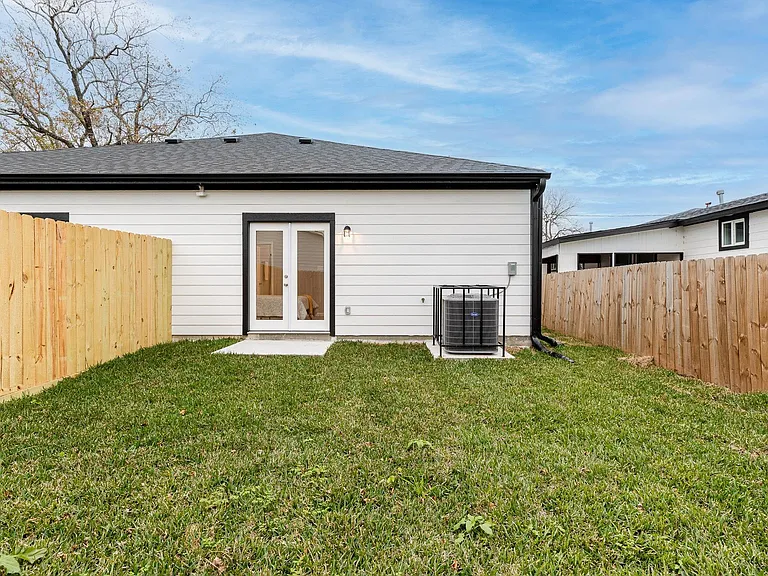 4661 Clover St #A — Photo 25