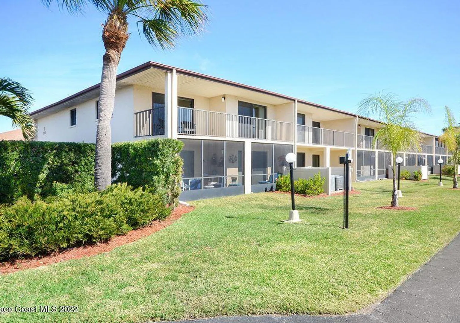 Oceanfront complex — Photo 1
