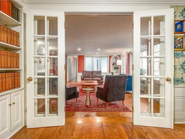 2 Cherry Ln, Bristol, RI 02809