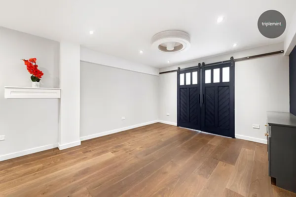 Sold by Triplemint | media 18