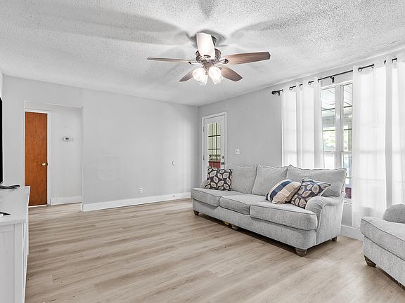 4th image of 415 Hickory St