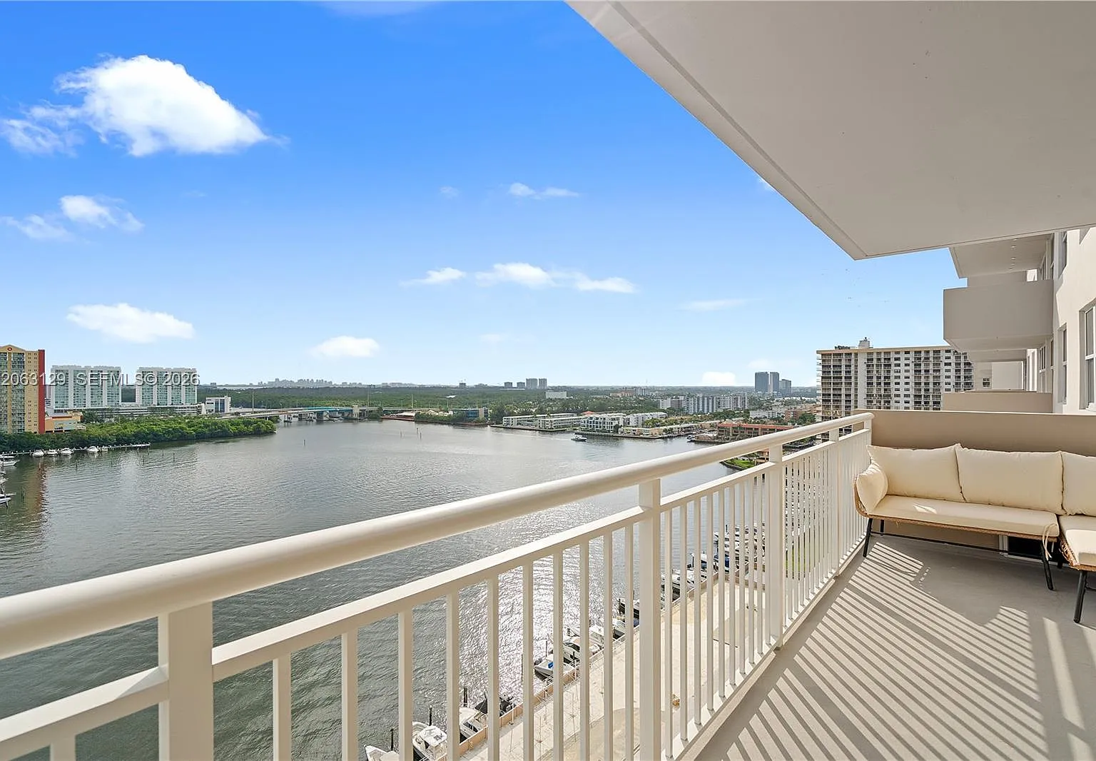 Winston Towers 100 Condo — Photo 2