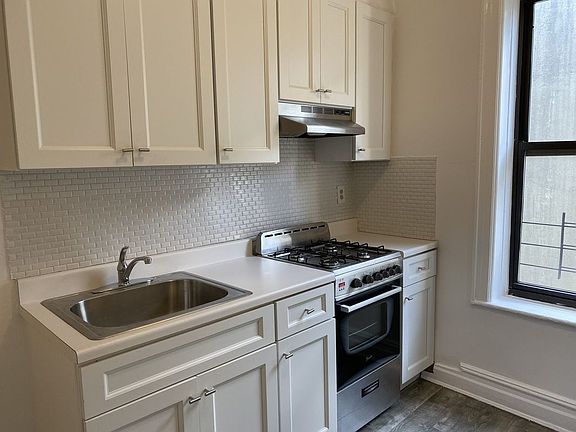 4th image of 2414 27th St APT 3B