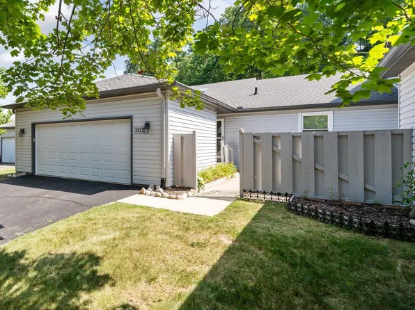 2925 E Telluride Dr, Brighton, MI 48114