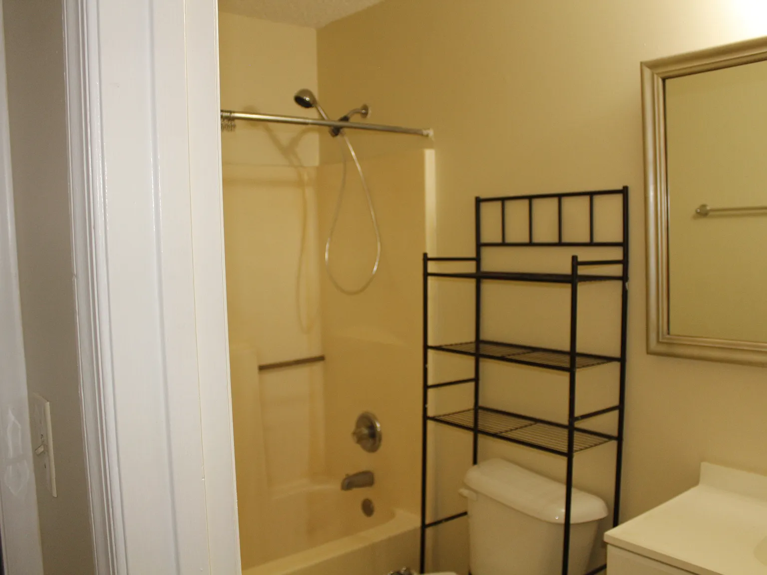2 bed, 900 sqft, $1,700 — Photo 2