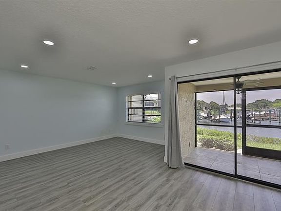4th image of 652 Yardarm Dr #26