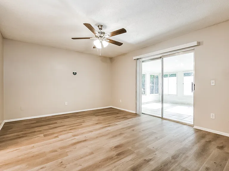 520 Elmwood Ct — Photo 9
