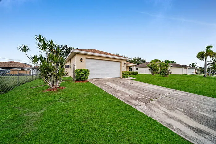 3 bed, 2.0 bath, 1408 sqft, $1,900 — Photo 2