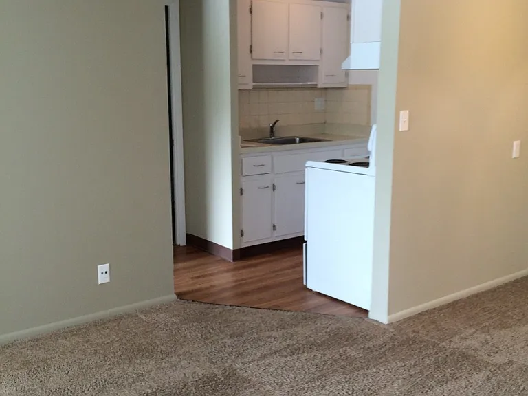 Holland Gardens Apartments — Photo 37