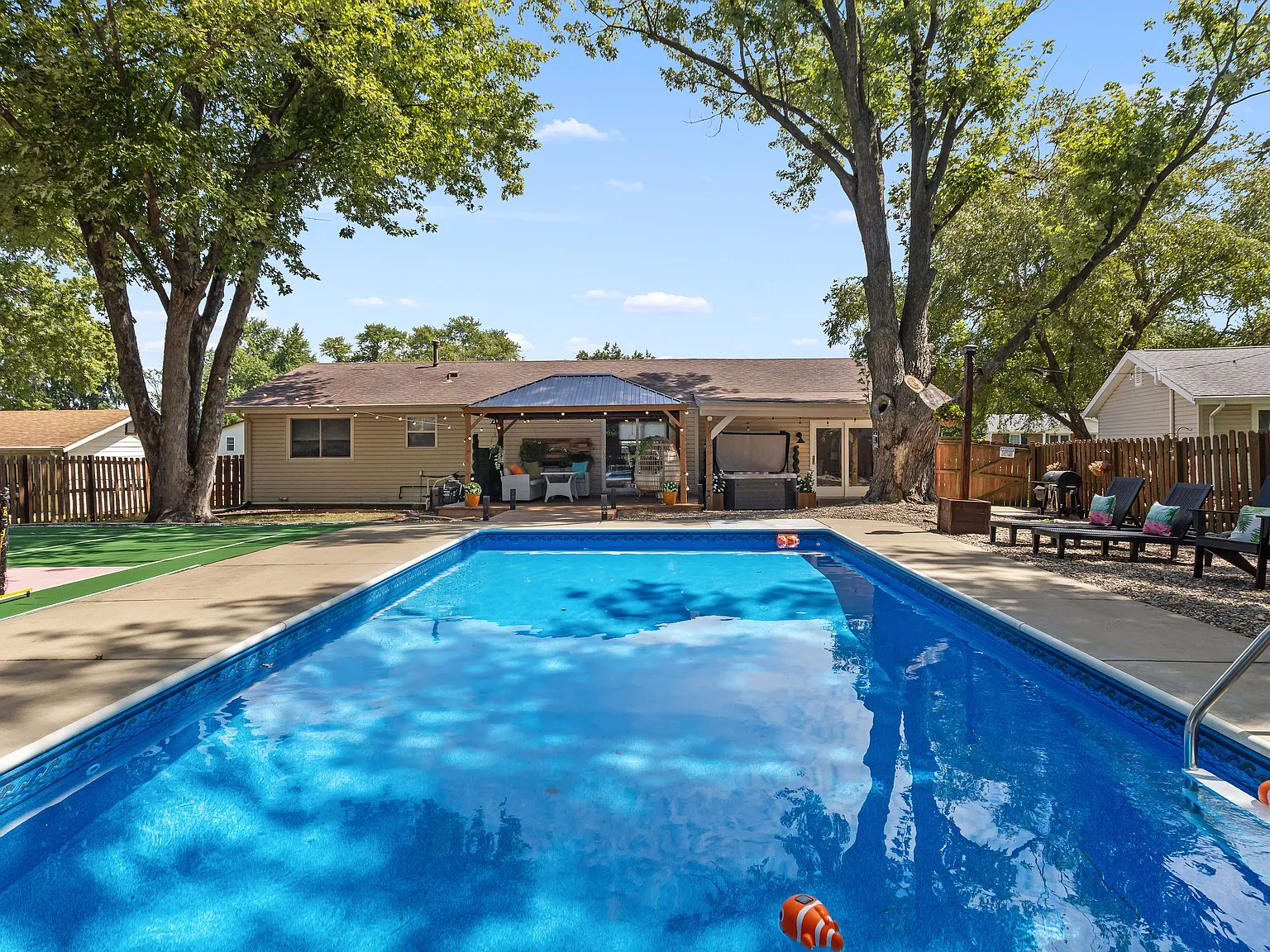 4 bed, $8,000 — Photo 1