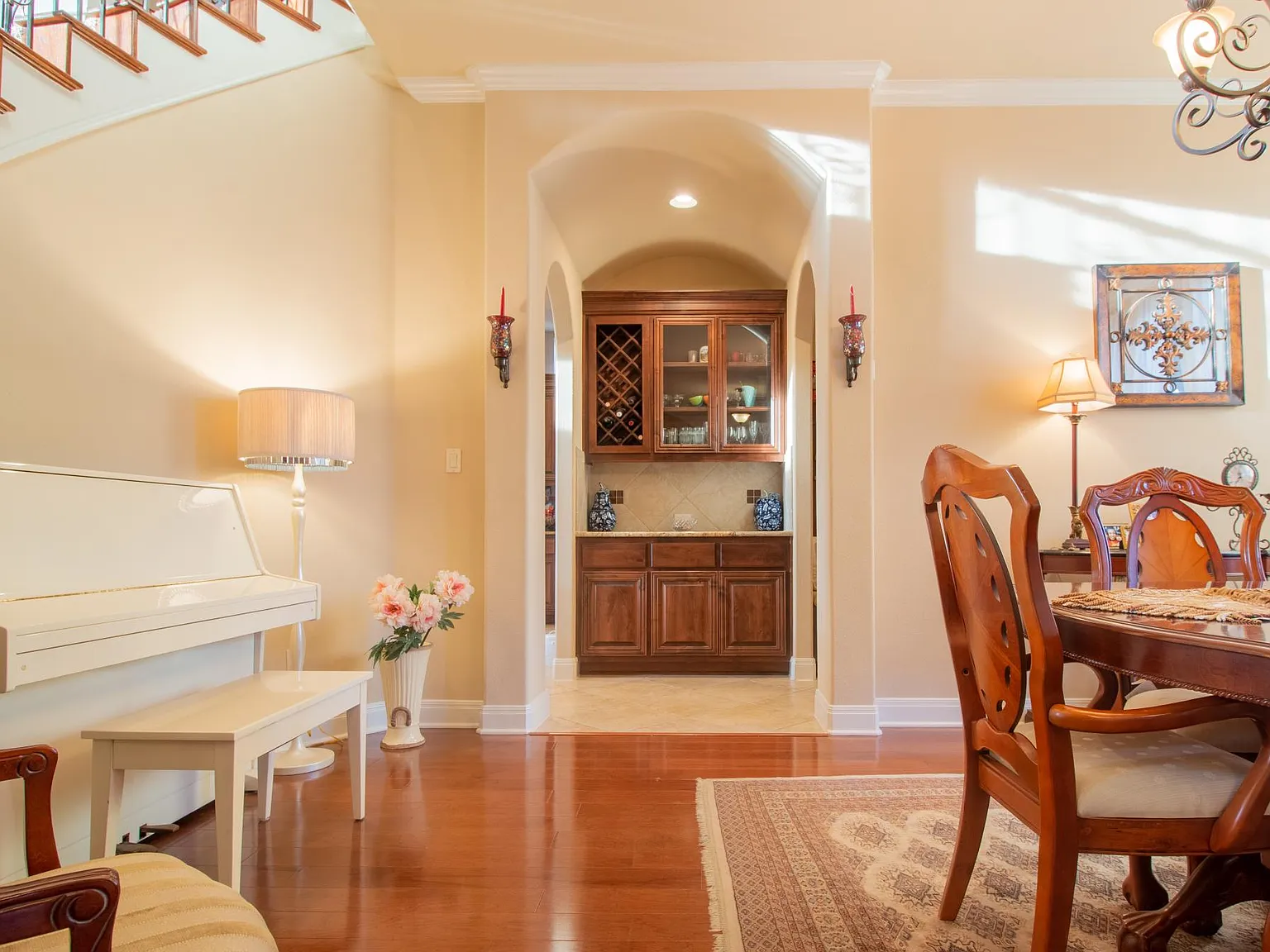 5 bed, 5.5 bath, 5200 sqft, $7,900 — Photo 3
