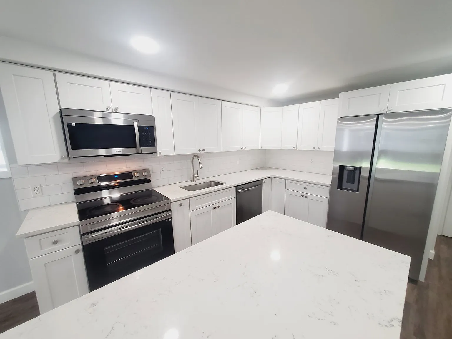 2 bed, 1.0 bath, 980 sqft, $2,200 — Photo 1