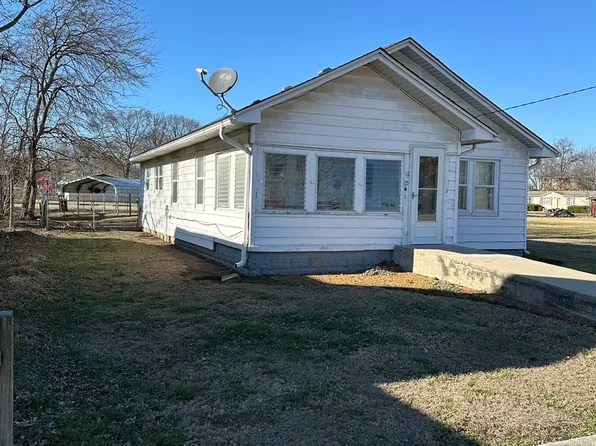 25 N Walnut St, Tamaroa, IL 62888