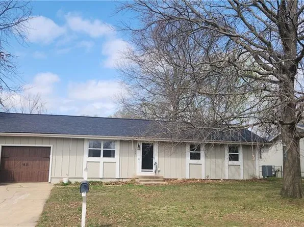 1004 S Broadway St, Louisburg, KS 66053