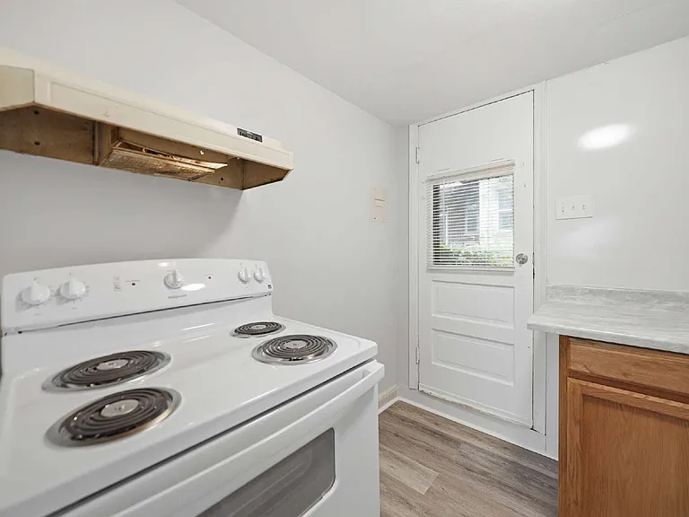 430R N Locust St — Photo 7