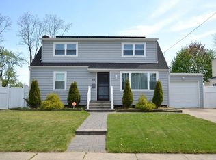 418 17th St, West Babylon, NY 11704
