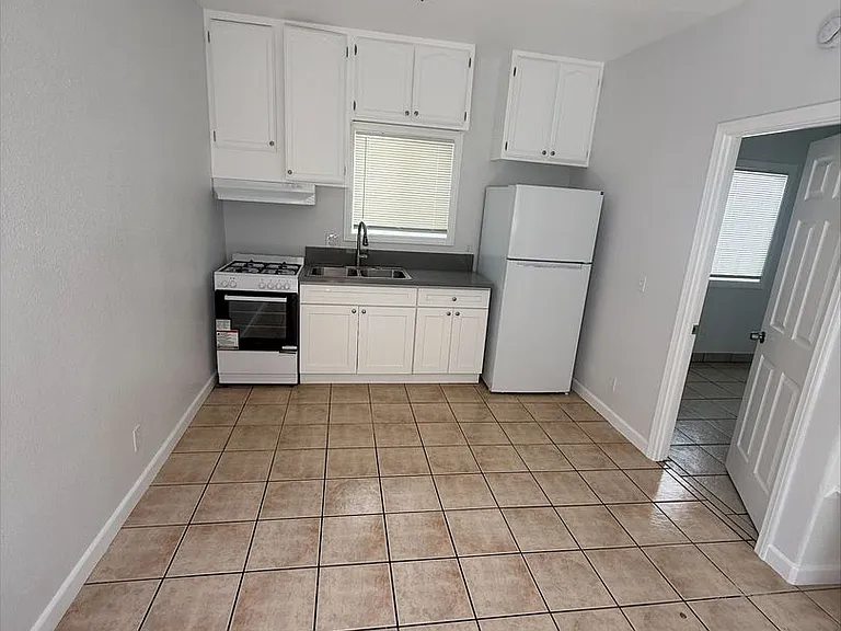 842 Alamitos Ave — Photo 2
