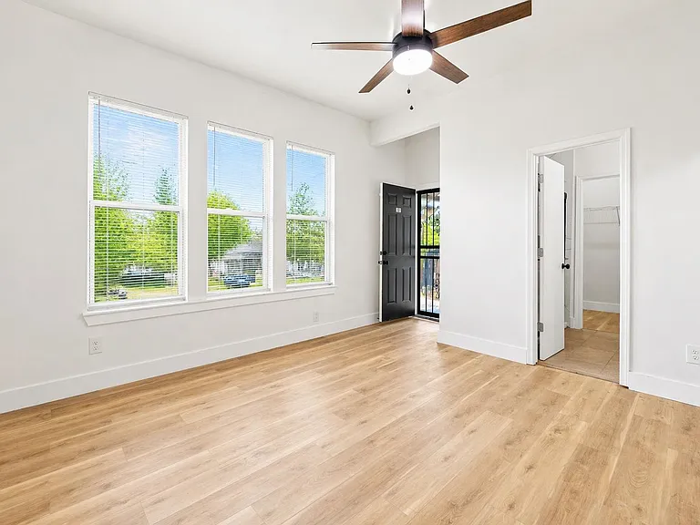 1595 Court Ave — Photo 9