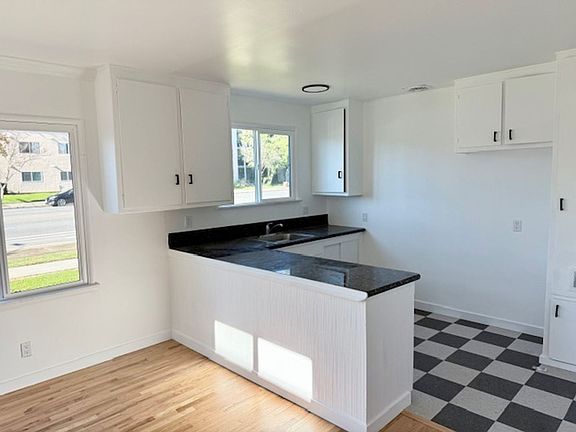 5th image of 6100-6106 Woodman Ave #6106-1
