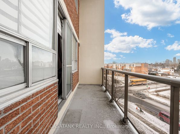 1050 Stainton Dr #308, Mississauga, ON L5C 2T7