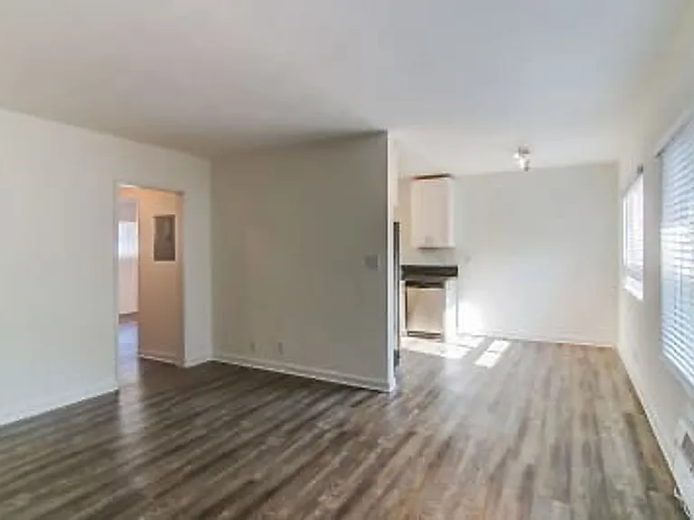 570 N Los Robles Ave — Photo 32