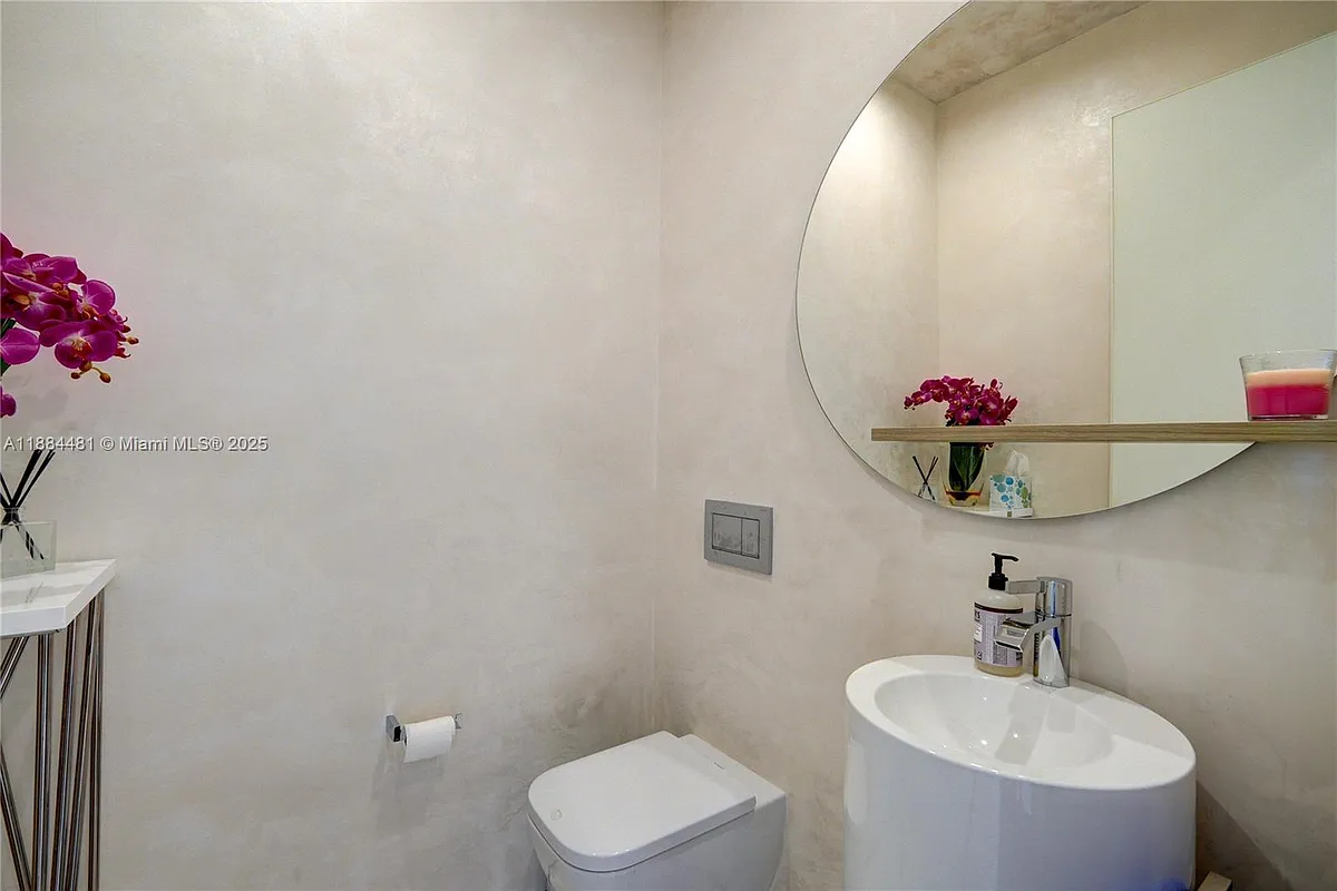 Building Photo - 18501 Collins Ave #5001