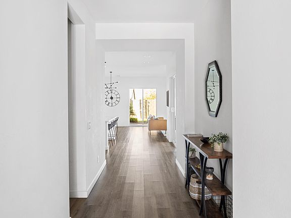 4th image of 948 E LA MIRADA Drive