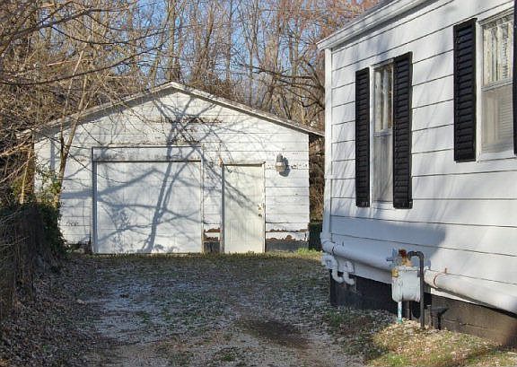 3rd image of 208 Tates Creek Ave