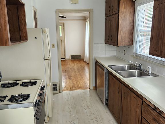 2nd image of 3107 W 136th St