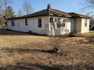 607 S Broadway Ave, Waltonville, IL 62894