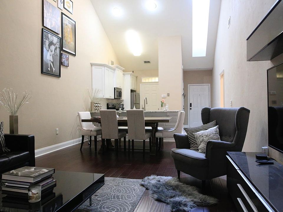 Living room, 20' vaulted ceilings