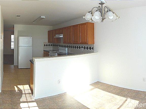 3rd image of 1308 Dugger Cir APT D