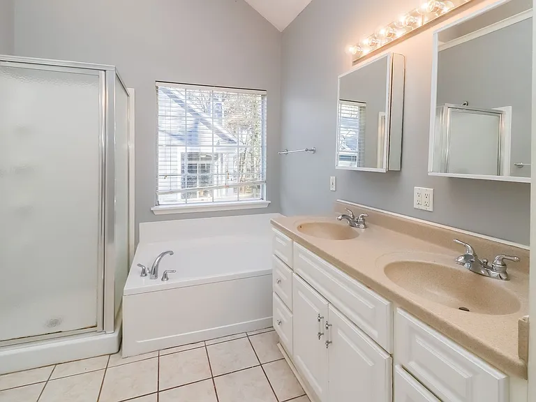 3606 Briarthorne Dr — Photo 9