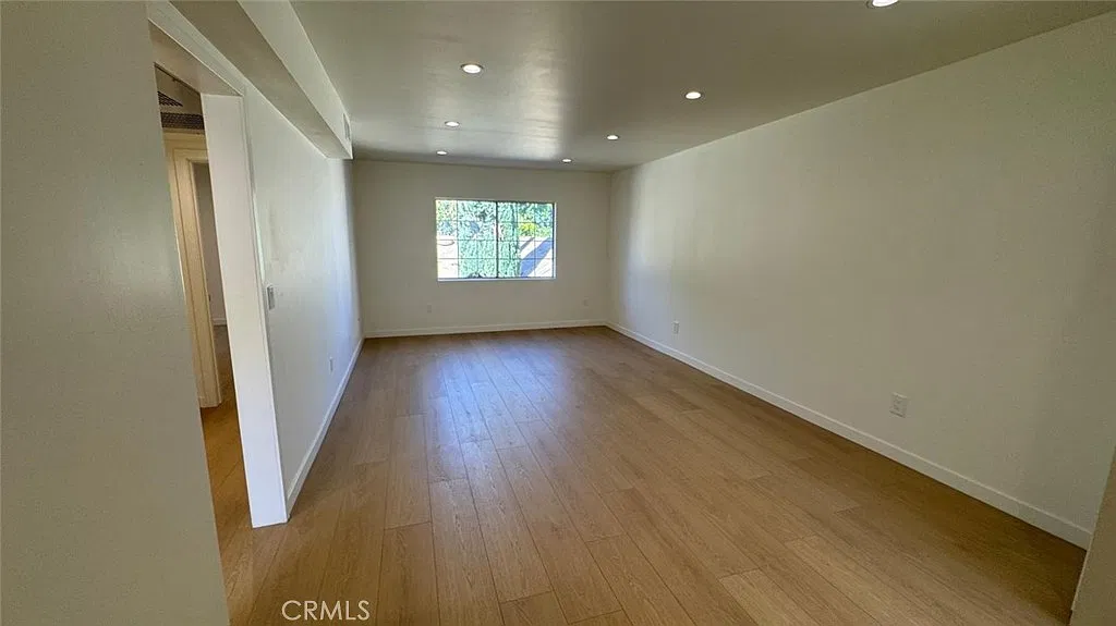 2 bed, 900 sqft, $3,000 — Photo 4