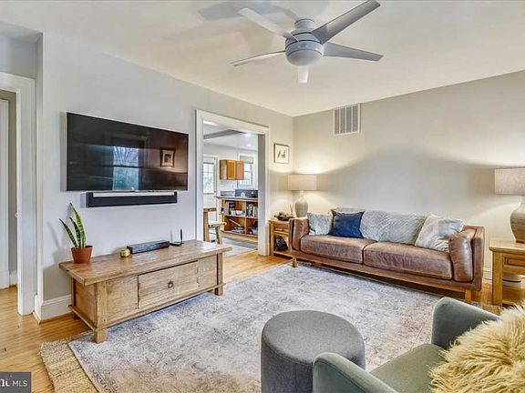 4th image of 1018 Van Buren St