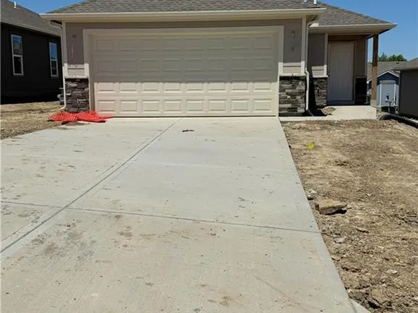 2107 Brook Ridge Cir, Tonganoxie, KS 66086