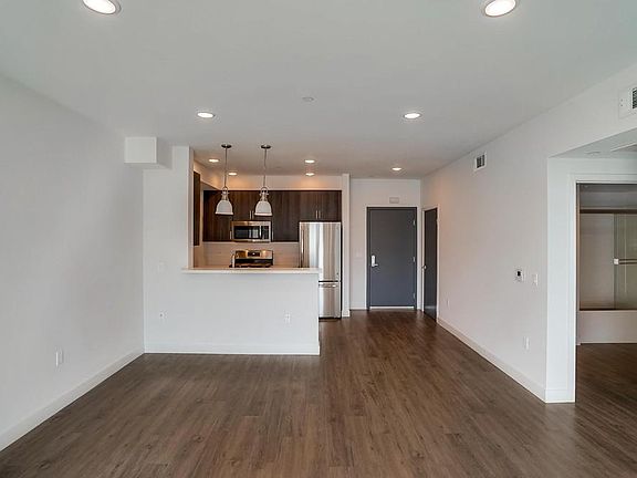 4th image of 6015 Woodman Ave #304
