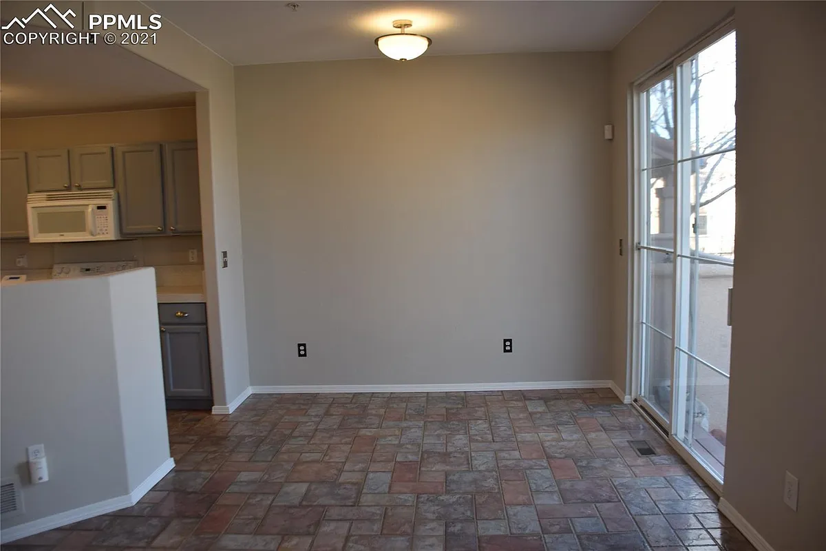 Building Photo - 1685 Courtyard Hts