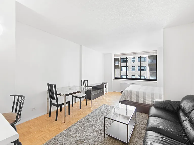 250 E 40th St #4C — Photo 2