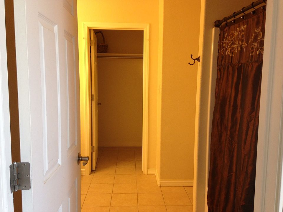 Master bath w/ walkin closet