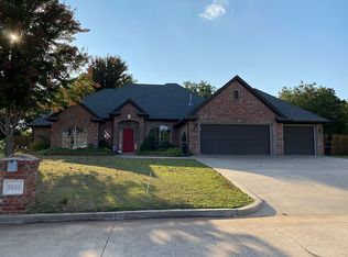 2833 Country Club Dr, Chickasha, OK 73018