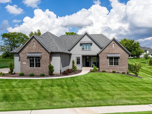 5077 Oak Ridge Ct, Bettendorf, IA 52722