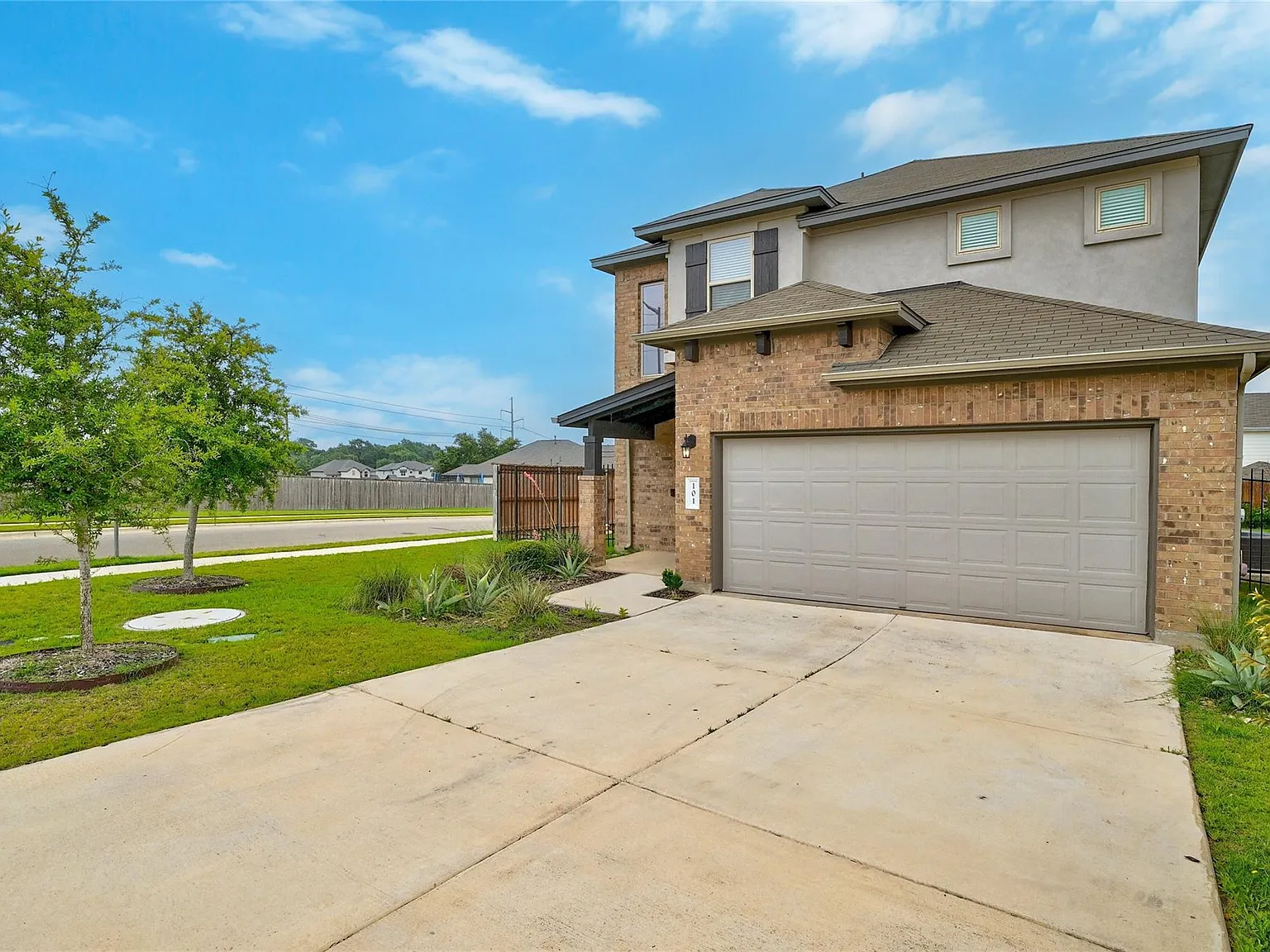 4 bed, 2.5 bath, 2129 sqft, $2,195 — Photo 3