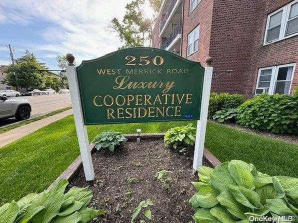 250 W Merrick Road #4H, Freeport, NY 11520