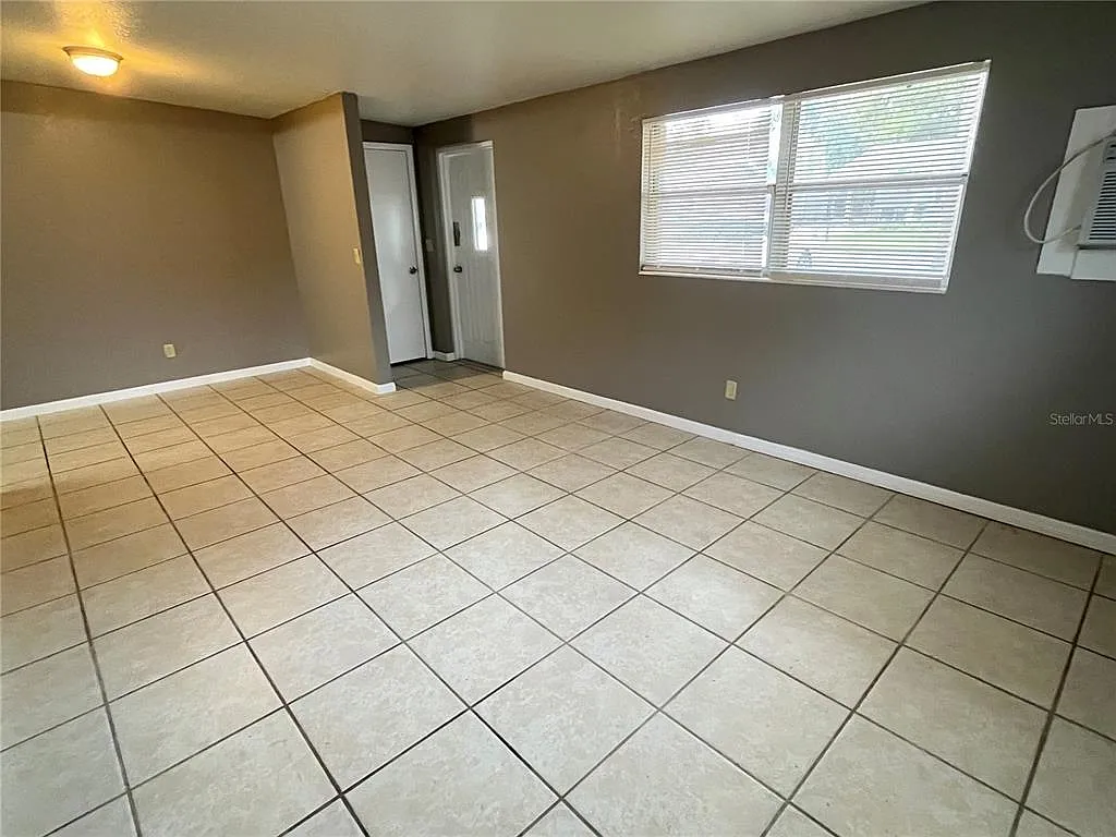 2 bed, 1.0 bath, 644 sqft, $945 — Photo 2