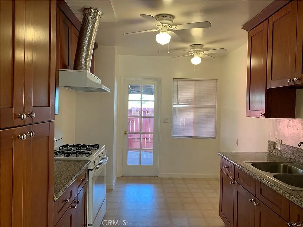 2 bed, 850 sqft, $2,300 — Photo 3