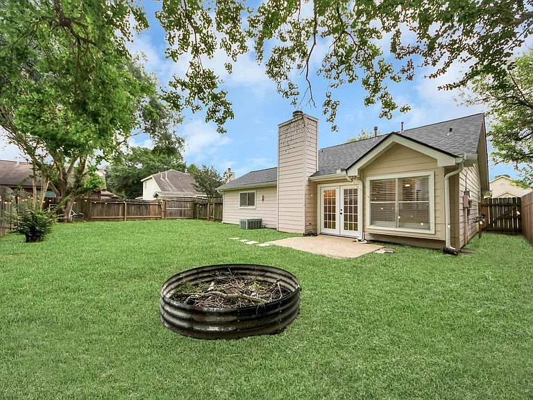 8447 Lake Crystal Dr — Photo 16