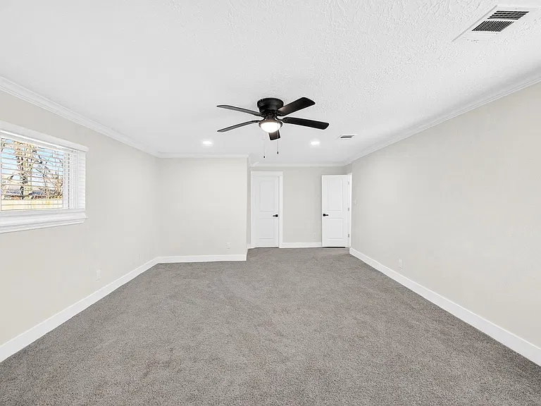 535 Elton St — Photo 3