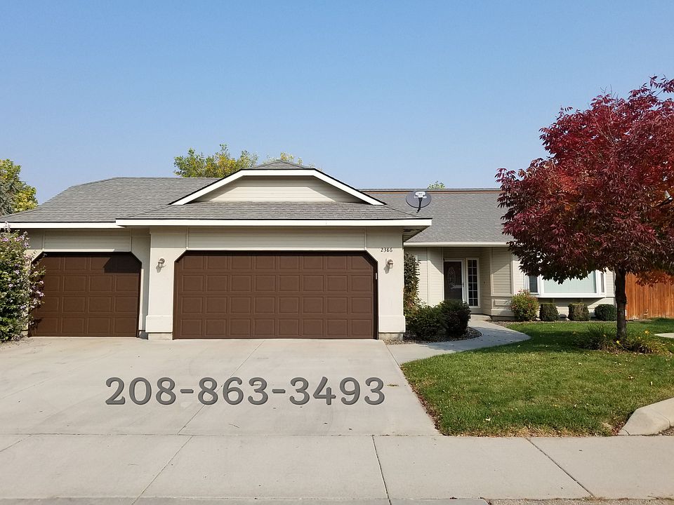 Single level Meridian, Idaho home with 3 car garage